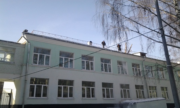 Чистка крыш промышленными альпинистами